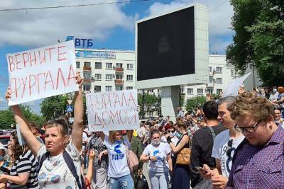 Жители дальневосточного региона России вышли на протест в защиту арестованного губернатора – видео