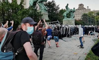 Полиция Белграда разогнала протестующих слезоточивым газом