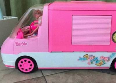 Забрали игрушку: в Петербурге «угнали» автофургон для Барби у 19-летнего владельца