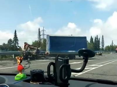 На кузбасской трассе произошло серьёзное ДТП с грузовиком и легковушкой