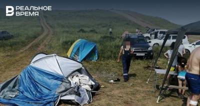 В Башкирии автомобиль скатился с холма прямо на палаточный лагерь с людьми — видео