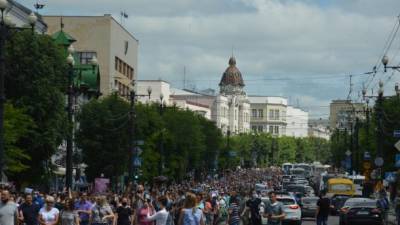 "Это наш край", "Москва, уходи". В Хабаровске собрался самый массовый за всю историю протестный митинг