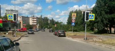 Власти Петрозаводска установили светофоры рядом со школой на Кукковке