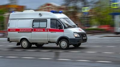 Автомобиль после ДТП влетел в пешеходов в Петербурге — видео