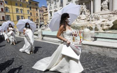 В Риме разгневанные невесты вышли на акцию протеста: белые платья у фонтана Треви