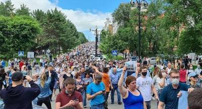 "Уходи, Москва!". Тысячи жителей Хабаровска вышли в поддержку задержанного губернатора Фургала