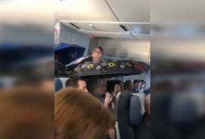 Пассажиры сообщили о протёкшем потолке в пассажирском самолёте