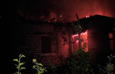 В Светлогорском районе мужчина спас соседку и вынес из пожара двух ее детей
