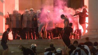В Сербии не утихают протесты: акции переросли в массовые столкновения с полицией