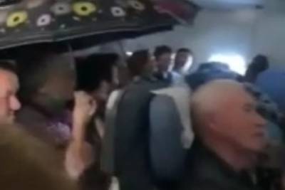 Пассажиры сняли на видео протекающий потолок в российском самолете