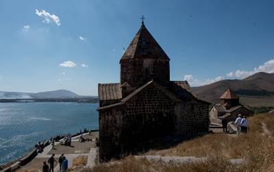 Отдыхать, но по правилам: полиция Армении провела рейд на озере Севан - видео