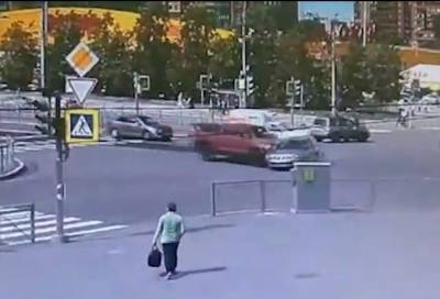 Видео: красный пикап протаранил легковушку на севере Петербурга