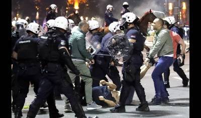 В ходе очередных беспорядков в Белграде пострадали 14 полицейских