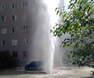 Гигантский фонтан ударил из-под земли в Киеве, вода с камнями побила квартиры и авто: кадры ЧП