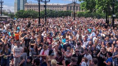 В России десятки тысяч протестующих скандировали за отставку Путина: видео