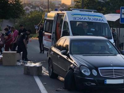 Невнимательный водитель Mercedes сбил двух девушек-полицейских в Мелитополе
