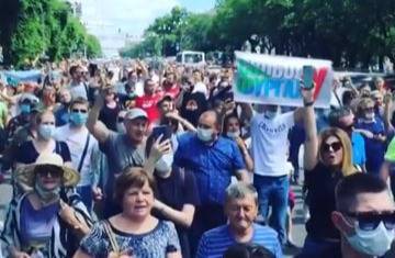 Тысячи россиян вышли на улицы в Хабаровске - защищать губернатора Фургала или против власти