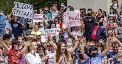 "Москва, уходи": в Хабаровске десятки тысяч людей вышли на акцию поддержки задержанного губернатора