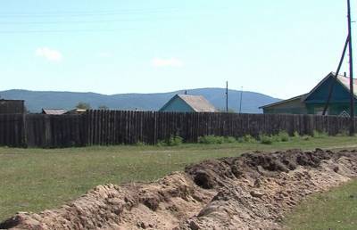 В Бурятском селе местные жители защищаются от коронавируса с помощью выкопанного рва