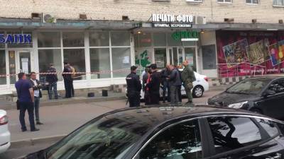 Неизвестный совершил вооруженное ограбления в одном из банков Петербурга.