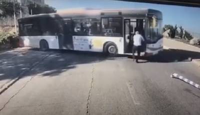 Неуправляемый автобус едва не сорвался с обрыва