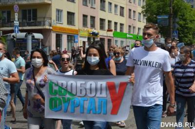 В Хабаровске около 35 тысяч горожан митинговали в поддержку губернатора, которого обвиняют в организации убийств: фото