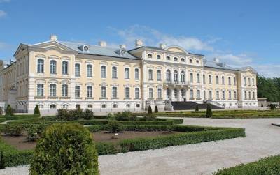 Военные прочесывают территорию Рундальского дворца в Латвии