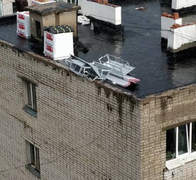 «Нависшая угроза». С крыши дома в Смоленске может упасть груда метала