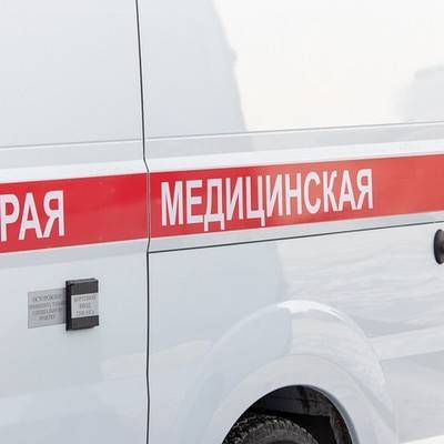 Два человека пострадали во время сильного ветра в Петербурге