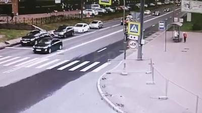 Видео: на перекрёстке Есенина и Северного рухнул светофор