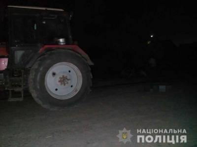 Трагедия под Одессой: пятилетний мальчик залез под колесо трактора и погиб