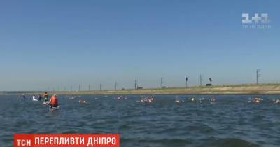 Три сотни пловцов-любителей из 20 регионов Украины переплывали Днепр: как преодолевали дистанцию в 10 км