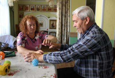 На пути у болезней Альцгеймера и Паркинсона: Новая программа помогает подопечным пансионата в Невской Дубровке