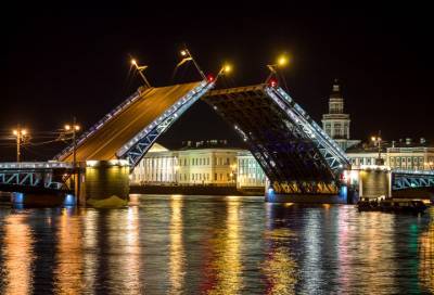 В Петербурге из-за сильного ветра отменили развод мостов