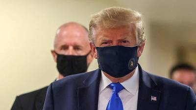 Трамп впервые появился в медицинской маске
