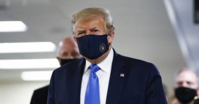 Трамп появился на публике в защитной маске - впервые с начала пандемии коронавируса
