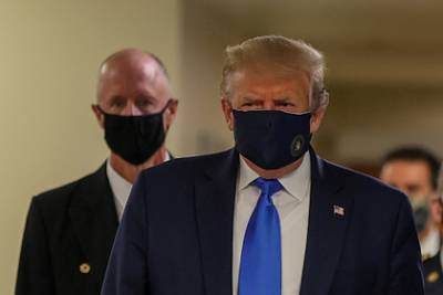 Трамп впервые за время пандемии появился на публике в маске
