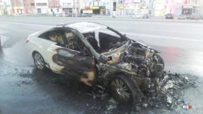 В Екатеринбурге пьяный водитель поехал на красный и сбил мотоциклистов — один человек погиб, машина и мотоцикл сгорели