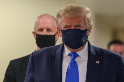 Трамп впервые появился на публике в защитной маске: видео