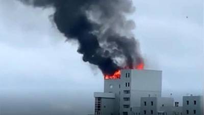 В Иркутске ликвидировали пожар на крыше многоэтажного дома