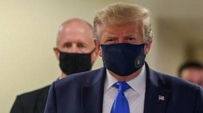 Дональд Трамп с начала пандемии впервые надел маску на публике