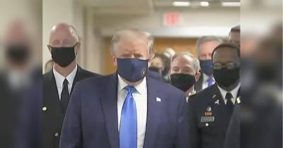 Трамп впервые появился на публике в защитной маске (видео)