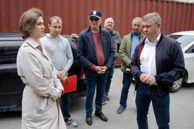 Мэр Южно-Сахалинска проверил ход восстановительных работ в пострадавшем от взрыва подъезде