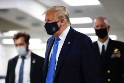 Дональд Трамп впервые появился на публике в защитной маске