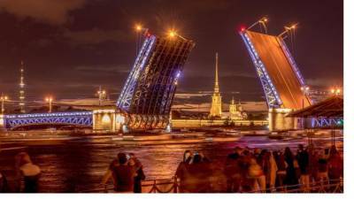Из-за сильного ветра в Петербурге не стали разводить мосты