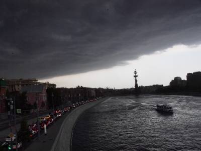 В среду в Москве обещают похолодание и дожди. На Урале же будет аномальная жара