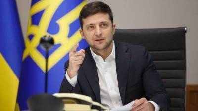 Зеленский просит Раду отменить ограничения зарплат чиновников