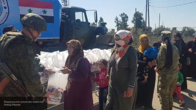 Военные РФ раздали гумпомощь жителям освобожденного от боевиков поселка Эль-Эс в Сирии