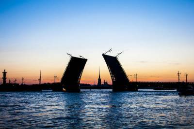 Из-за сильного ветра в ночь на воскресенье в Петербурге не стали разводить мосты