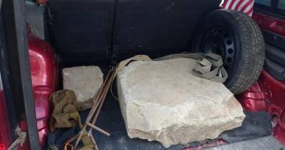 Во Львове волонтёры перенесли фрагменты еврейских надгробий на кладбище